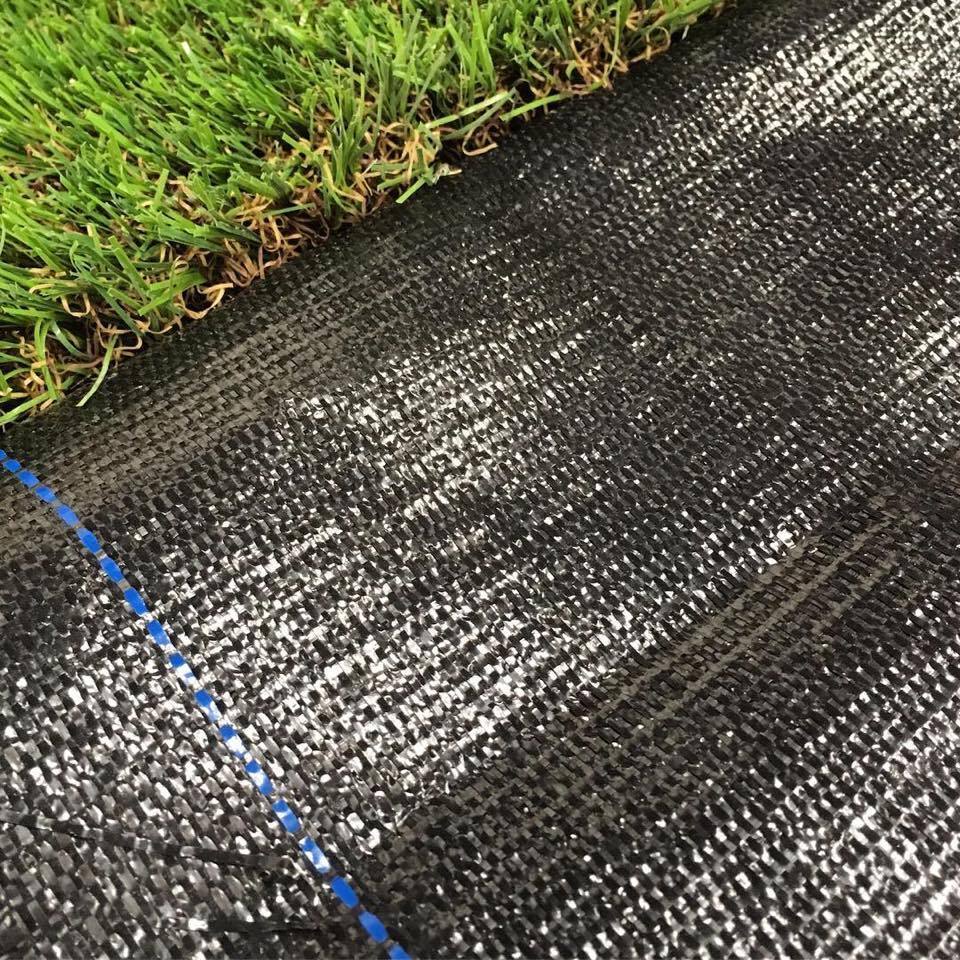 La tela de control de malas hierbas es una membrana barrera para jardines de bajo mantenimiento.